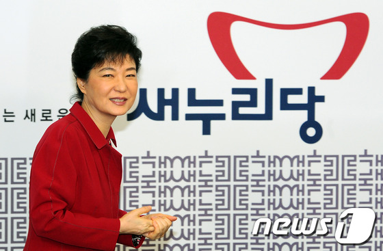 박근혜  당시 비상대책위원장은“새누리라는 이름에는 국민과 함께 새로운 세상을 열어가겠다는 간절한 염원, 우리의 의지가 담겨있다”고 말했다.