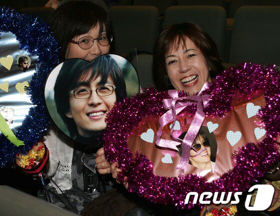 본문 이미지 - 일본인 배용준 팬이 응원도구를 가지고 있다.@AFP=News1