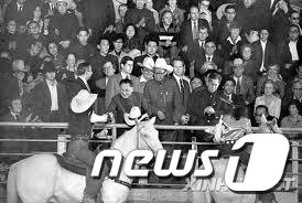 본문 이미지 - 1979년 덩사오핑이 미국을 방문해 로데오를 구경하고 있다. ⓒ 신화통신=News1