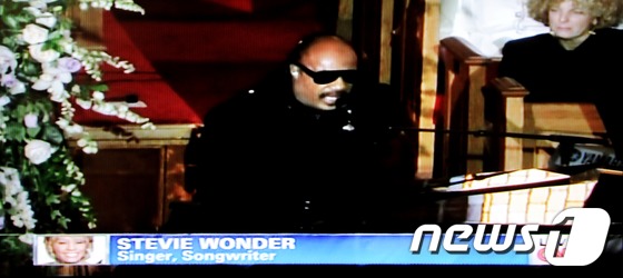 (서울=뉴스1) 박철중 기자 = 가수 스티비 원더가 지난 11일 사망한 미국의 팝 가수 휘트니 휴스턴의 장례식이 열린 18일 정오(현지시간) 뉴저지주 뉴워크시의 교회에서 추모노래를 …