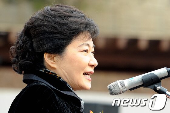 본문 이미지 - 박근혜 전 대통령이 박정희 대통령 기념,도서관 개관식에 참석한 모습ⓒ News1