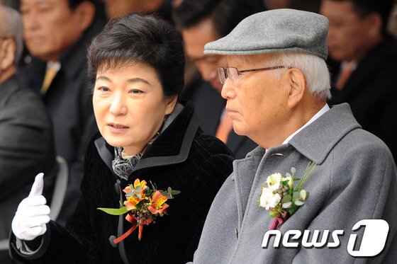 본문 이미지 - 새누리당 박근혜 비대위원장(왼쪽)과 남덕우 한국선진화포럼이사장이 지난해 2월 21일 서울 마포구 상암동 박정희 대통령 기념,도서관에서 열린 기념관 개관식에 참석해 대화나누고 있다. © News1   이광호 기자