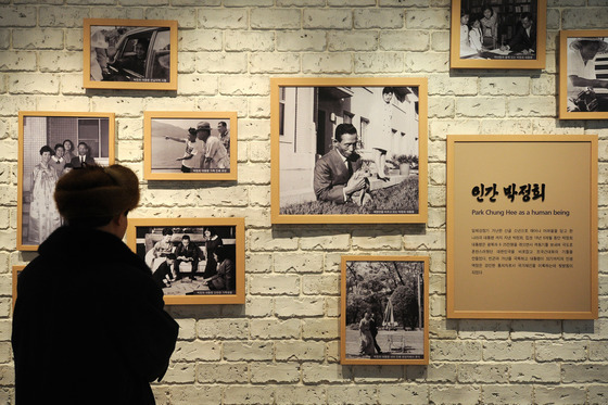 딸 박근혜에게 보낸 박정희 편지 공개…"내가 맞고 어머니가 살았더라면"