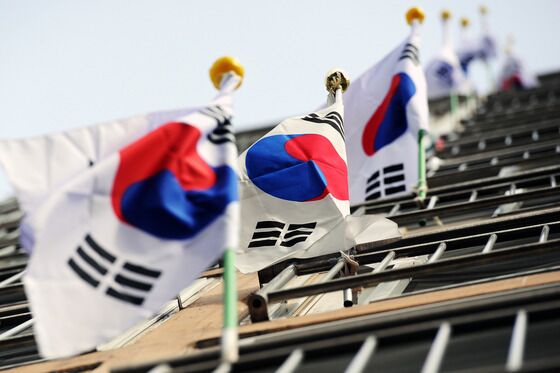 청주서 태극기 담긴 쓰레기봉투 더미 발견…"국기 모독 아닌 듯"
