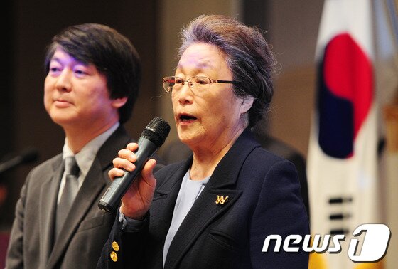 본문 이미지 - 17일 작고한 박영숙 전 안철수재단(가칭) 이사장이 지난해 2월 안철수 의원과 함께 서울 프레스센터에서 재단 설립 기자회견을 하고 있다.                     © News1 송원영 기자