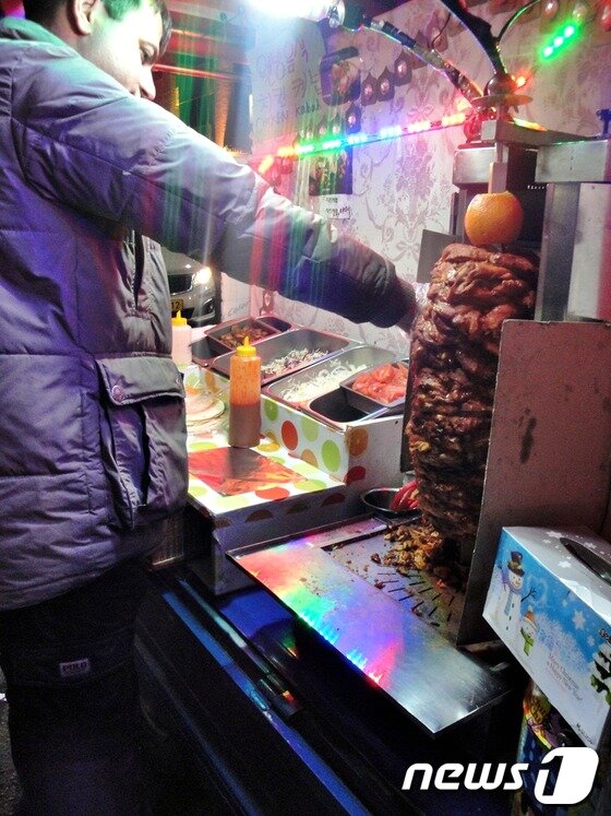 본문 이미지 - 파키스탄 출신 깐씨는 홍대거리에서 인도식 커리 케밥을 만든다./사진=이명현 인턴기자© News1 