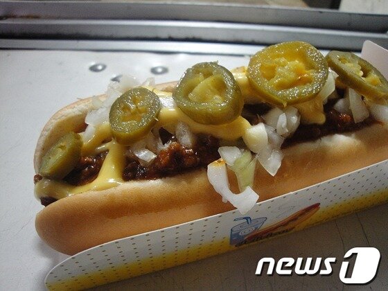 본문 이미지 - 뉴욕 브루클린 출신 한국계 미국인 스티브씨가 이태원 푸드트럭에서 판매하고 있는 칠리치즈도그. /사진=이명현© News1 