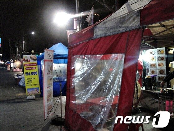 본문 이미지 - 주말 밤 이태원로에 들어선 푸드트럭들/사진=이명현 인턴기자© News1 