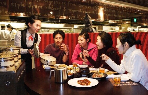 본문 이미지 - 차이나팩토리의 '졸업입학 추카추카 페스티벌'/사진제공=CJ푸드빌© News1 