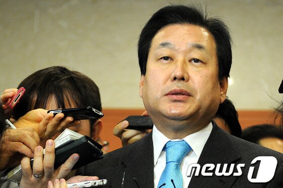 본문 이미지 - 새누리당 김무성 전 원내대표가 지난달 12일 오전 국회에서 19대 총선 거취와 관련한 기자회견을 마친뒤 정론관을 나서며 취재진의 질문에 답하고 있다. 김 전 원내대표는 이날 기자회견을 통해 탈당을 하지않고 백의종군하겠다는 입장을 밝혔다. © News1 이광호 기자