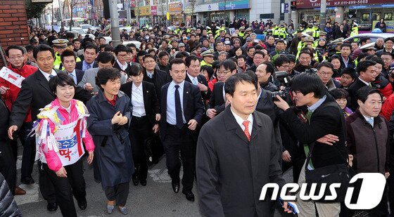 본문 이미지 - 새누리당 박근혜 비상대책위원장이 13일 오후 부산 사상구 괘법동 손수조 후보의 선거사무소를 방문한 후 손 후보와 길을 걸으며 현장지원을 하고 있다. © News1 양동욱 기자