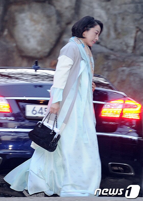 본문 이미지 - 현대가 며느리 노현정 전 아나운서가 20일 저녁 故 정주영 현대그룹 명예회장 11주기 제사에 참석하기 위해 정주영 명예회장의 청운동 자택으로 들어서고 있다.