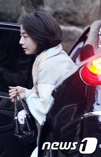 본문 이미지 - 현대가 며느리 노현정 전 아나운서가 20일 저녁 故 정주영 현대그룹 명예회장 11주기 제사에 참석하기 위해 정주영 명예회장의 청운동 자택으로 들어서고 있다.