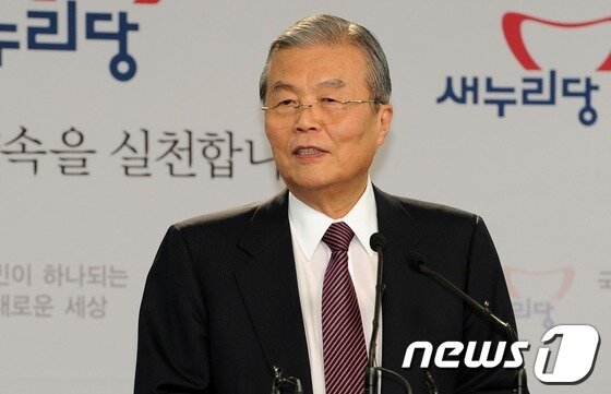 본문 이미지 - 김종인 새누리당 비상대책위원이 지난달 22일 서울 여의도 당사에서 비상대책위원 사퇴 기자회견을 하고 있다. 김 비대위원은 “3개월 활동을 했습니다만, 저 자신으로서의 임무를 다했다고 생각하고, 비대위원을 오늘로서 마감한다”고 말했다. © News1 이종덕 기자