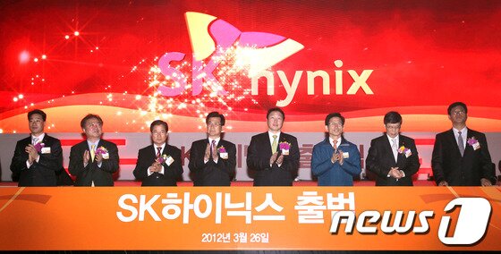 본문 이미지 - SK 최태원 회장, SK하이닉스 권오철 사장, 김문수 경기도지사를 비롯한 참석자들이 26일 오전 경기도 이천 하이닉스반도체에서 열린 'SK하이닉스 출범식'에서 새로운 CI 퍼포먼스를 하고 있다. 뉴스1/머니투데이