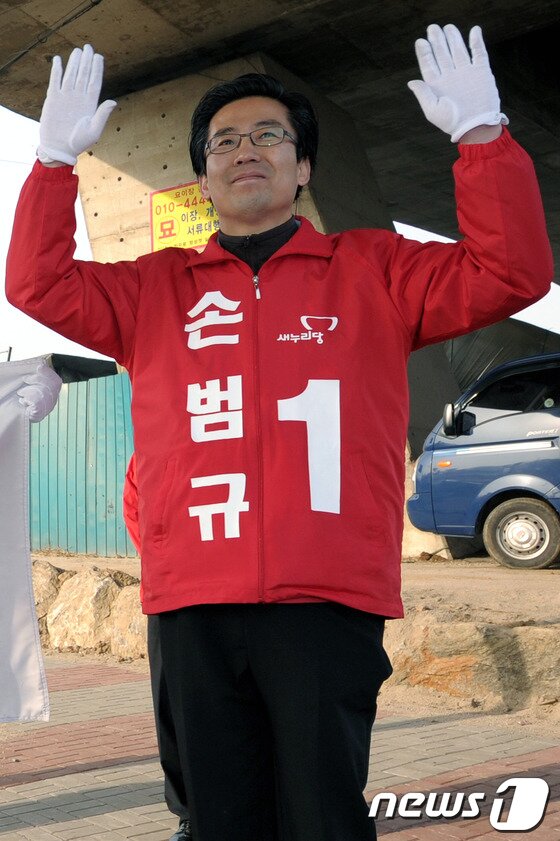 본문 이미지 - 4·11 총선 경기 고양시 덕양(갑)에 출마한 새누리당 손범규 후보가 공식 선거운동이 시작된 지난달 29일  덕양구 대자삼거리 앞에서 아침 출근길 인사를 하고 있다. © News1 이동근 인턴기자