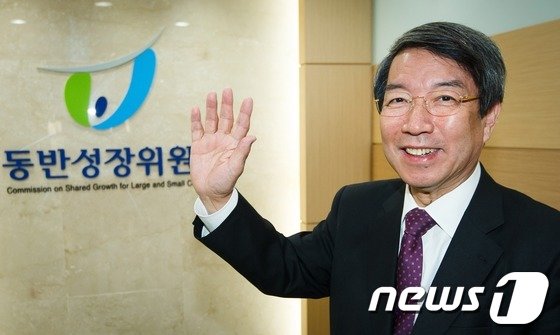 본문 이미지 - 전국경제인연합회와 대기업들을 비판하며 사퇴의사를 밝힌 정운찬 동반성장위원회 위원장이 2012년 3월29일 오후 서울 여의도 동반성장위원회를 떠나며 손을 흔들어 보이고 있다. 