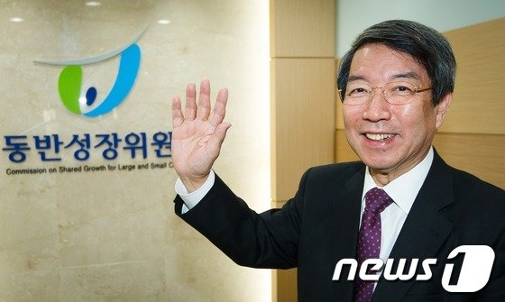 전국경제인연합회와 대기업들을 비판하며 사퇴의사를 밝힌 정운찬 동반성장위원회 위원장이 2012년 3월29일 오후 서울 여의도 동반성장위원회를 떠나며 손을 흔들어 보이고 있다. 