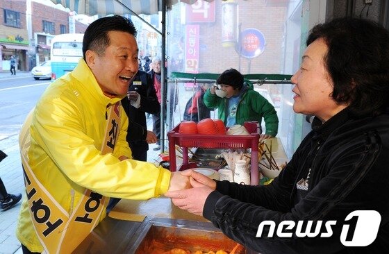 본문 이미지 - 4.11 총선 공식선거 첫날인 29일 오후 부산 사하구갑 민주통합당 최인호 후보가 지난달 29일 오후 사하구 당리동 낙동대로에서 시민들에게 지지를 호소하고 있다. © News1 이동원 기자