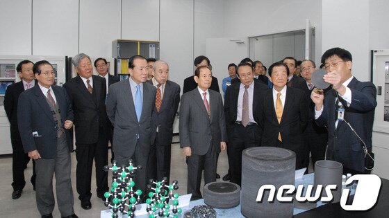 본문 이미지 - 창립25주년 기념식에 참석한 관계자들이 연구동을 견학하고 있다.(제공=포항산업과학연구원) © News1  