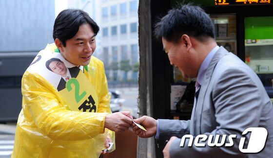 본문 이미지 - 서울 중구에 출마한 정호준 민주통합당 후보.  © News1 박지혜 인턴기자