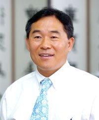 본문 이미지 - 윤상직 산업통상자원부 장관&#40;왼쪽 두번째&#41;이 24일 오전 서울 강남구 양재동 aT센터 그랜드컨퍼런스홀에서 이동필 농림축산식품부 장관&#40;왼쪽&#41;, 오영호 KOTRA 사장, 김재수 농수산식품유통공사 사장과 국내 농식품 업체 114개사, 참가바이어 51개사 관계자가 참석한 가운데 열린 &#39;對 중국 농수산식품 수출 확대를 위한 수출상담회&#39;에 참석하여, 전시품을 관람한 후 상담회장을 둘러보고 있다. &#40;산업통상자원부 제공&#41; 2013.9.24/뉴스1 © News1 &#40;서울=뉴스1&#41;