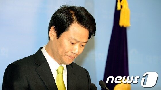 본문 이미지 - 임종석 민주통합당 사무총장이 지난 3월 9일 서울 여의도 국회의사당 정론관에서 기자회견을 하고 있다. 임 사무총장은 “저는 오늘 민주통합당의 사무총장으로서 그리고 서울 성동구의 총선 후보로서 무거운 짐을 내려놓습니다”라며, “저 임종석은 제가 책임져야할 일을 보좌관에게 떠넘기는 그런 사람은 아닙니다”라고 말한 후 기자회견을 마쳤다. © News1 이종덕 기자