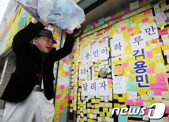 본문 이미지 - 4·11 총선을 하루 앞둔 10일 서울 노원구 공릉동 민주통합당 김용민 후보(노원갑) 선거사무소를 찾은 한 보수단체 회원이 '막말 파문'을 일으킨 김 후보의 사퇴를 촉구하며 쓰레기 더미를 던지고 있다. 김 후보는 새누리당의 사퇴 종용과 비판 여론에 대해 '4.11 총선은 정부·여당을 심판하는 선거'라며 정면 돌파를 시도하고 있다. 2012.4.10/뉴스1 © News1 오대일 기자