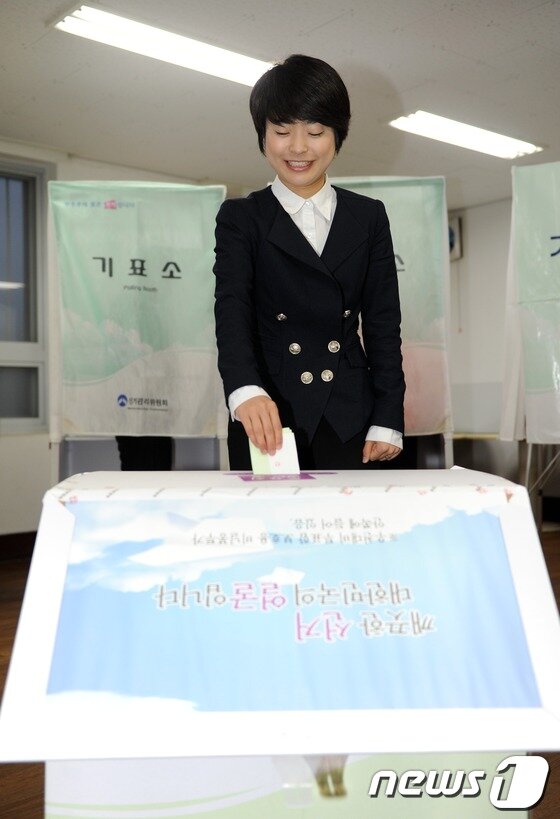 본문 이미지 - 제19대 국회의원선거 부산 사상에 출마한 새누리당 손수조 후보가 11일 오전 사상구 삼락동 삼덕초등학교에 마련된 투표소에서 기표한 뒤 투표함에 투표용지를 넣고 있다. 투표를 마친 손수조 후보가 취재진과 인터뷰를 하고 있다. 2012.4.11 /뉴스1 © News1   이동원 기자