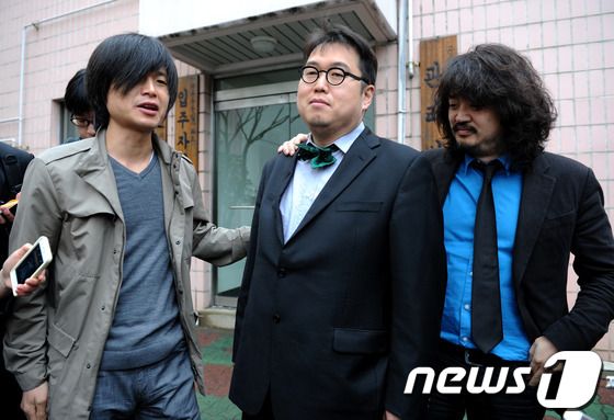 (서울=뉴스1) 박정호 기자 = 민주통합당 김용민 후보(노원갑)가 제19대 국회의원 총선거일인 11일 오전 서울 노원구 공릉동 동신아파트 경로당에 마련된 투표소에서 투표를 마친 뒤 …