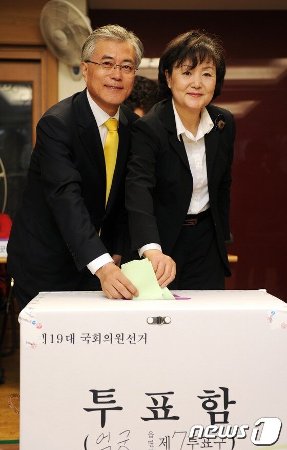 본문 이미지 - 제 19대 국회의원 선거가 일제히 시작된 11일 오전 부산 사상에 출마한 새누리당 손수조 후보(왼쪽)와 민주통합당 문재인 후보가 투표용지를 손에 들고 미소짓고 있다. © News1   이동원 기자