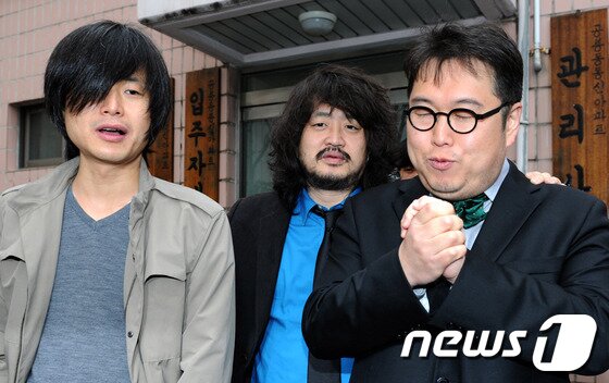 본문 이미지 - 제19대 국회의원선거 부산 사상에 출마한 민주통합당 문재인 후보가 11일 오전 엄궁동 롯데캐슬아파트 경로당에 마련된 투표소에서 투표 전 유권자 투표독려 운동 일환으로 스마트 폰 인증샷을 찍고 있다. 2012.4.11 /뉴스1 © News1   이동원 기자
