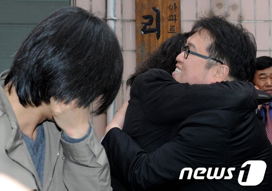 본문 이미지 - 민주통합당 김용민 후보(노원갑)가 제19대 국회의원 총선거일인 11일 오전 서울 노원구 공릉동 동신아파트 경로당에 마련된 투표소에서 투표를 마친 뒤 취재진과 인터뷰를 하고 있다. 전국 1만 3470곳의 투표소에서 지역구 246명, 비례대표 54명 등 모두 300명의 국회의원을 선출하는 이번 선거 운동기간 막판에 새누리당은 '거대 야당 견제론', 민주통합당은 '정권심판론', 통합진보당은 정권심판론과 함께 '원내교섭단체 구성 목표', 자유선진당은 '제3 대안세력' 등으로 맞섰다. 19대 국회의원의 임기는 다음 달 30일 시작해 4년간으로 이들의 월급은 1천만 원 정도이고 연간 의원 1인당 보좌관 급여, 차량유지 등으로 4억 여원이 국비로 지출된다. 2012.4.11/뉴스1 © News1   박정호 기자