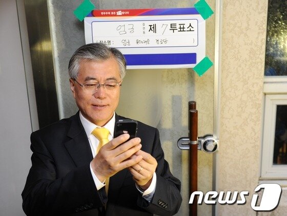 본문 이미지 - 제19대 국회의원선거 부산 사상에 출마한 민주통합당 문재인 후보와 아내 김정숙씨가 11일 오전 엄궁동 롯데캐슬아파트 경로당에 마련된 투표소에서 투표하고 있다. 2012.4.11 /뉴스1 © News1   이동원 기자