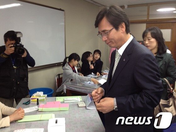 본문 이미지 - 유시민 통합진보당 대표가 투표장소인 화수중학교에서 투표 용지를 받고 있다.© News1 