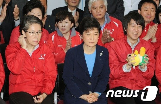 본문 이미지 - 국민의힘 전신인 새누리당의 박근혜 당시 선거대책위원장과 이준석 비상대책위원을 비롯한 당지도부가 서울 여의도 당사에서 19대 총선 방송사 출구조사 결과를 지켜보고 있다. 2012.4.11/뉴스1