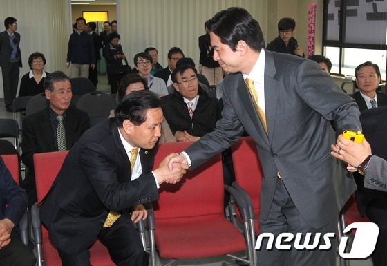 (서울=뉴스1) 머니투데이 홍봉진 기자 = 제 19대 총선 투표가 종료된 11일 오후 서울 중구 민주통합당 정호준 후보가 서울 신당동 선거사무소에서 출구조사발표를 보며 지지자들과 …