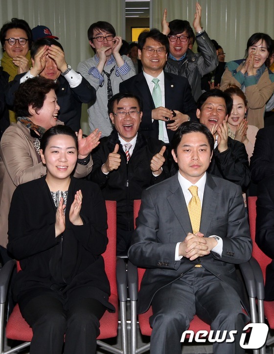 (서울=뉴스1) 머니투데이 홍봉진 기자 = 제 19대 총선 투표가 종료된 11일 오후 서울 중구 민주통합당 정호준 후보가 서울 신당동 선거사무소에서 출구조사발표를 보며 지지자들과 …