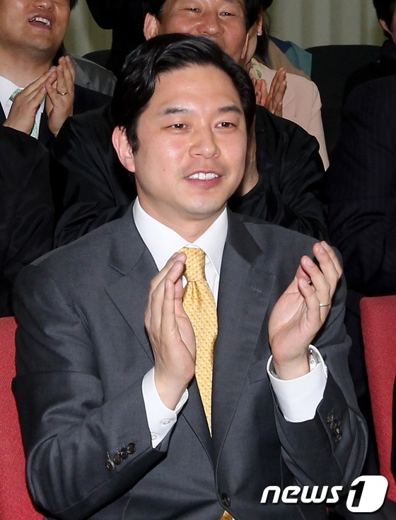 (서울=뉴스1) 머니투데이 홍봉진 기자 = 제 19대 총선 투표가 종료된 11일 오후 서울 중구 민주통합당 정호준 후보가 서울 신당동 선거사무소에서 출구조사발표를 보며 지지자들과 …