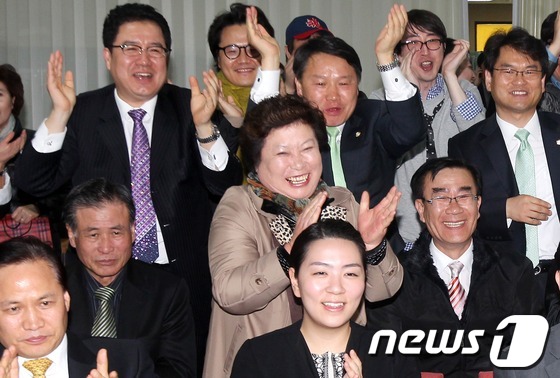 (서울=뉴스1) 머니투데이 홍봉진 기자 = 제 19대 총선 투표가 종료된 11일 오후 서울 중구 민주통합당 정호준 후보 지지자들이 서울 신당동 선거사무소에서 출구조사발표를 보며 환 …