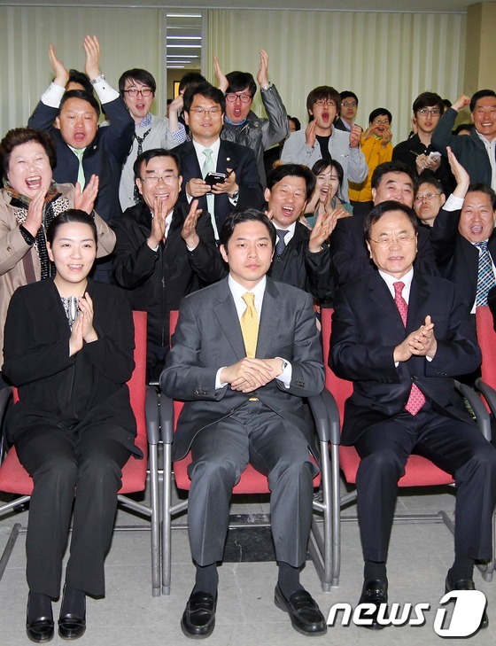 (서울=뉴스1) 머니투데이 홍봉진 기자 = 제 19대 총선 투표가 종료된 11일 오후 서울 중구 민주통합당 정호준 후보가 서울 신당동 선거사무소에서 출구조사발표를 보며 지지자들과 …