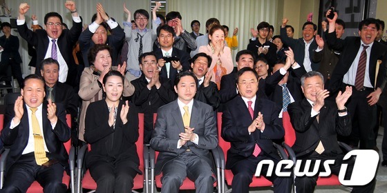 (서울=뉴스1) 머니투데이 홍봉진 기자 = 제 19대 총선 투표가 종료된 11일 오후 서울 중구 민주통합당 정호준 후보가 서울 신당동 선거사무소에서 출구조사발표를 보며 지지자들과 …