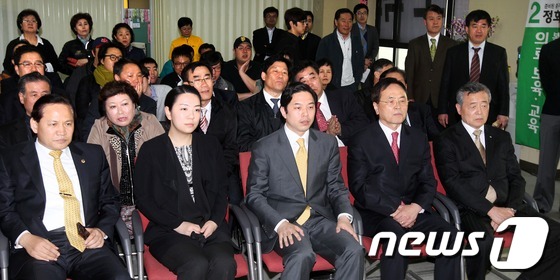 (서울=뉴스1) 머니투데이 홍봉진 기자 = 제 19대 총선 투표가 종료된 11일 오후 서울 중구 민주통합당 정호준 후보가 서울 신당동 선거사무소에서 출구조사발표를 보고 있다. 정호 …