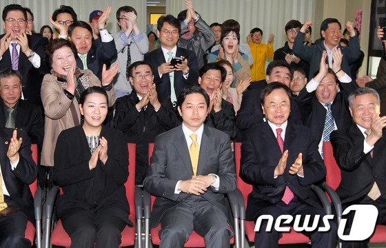 (서울=뉴스1) 머니투데이 홍봉진 기자 = 제 19대 총선 투표가 종료된 11일 오후 서울 중구 민주통합당 정호준 후보가 서울 신당동 선거사무소에서 출구조사발표를 보며 지지자들과 …