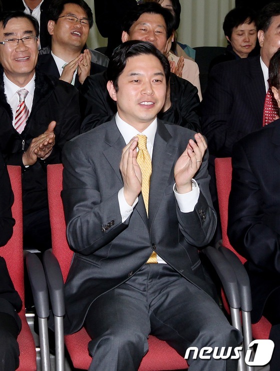 (서울=뉴스1) 머니투데이 홍봉진 기자 = 제 19대 총선 투표가 종료된 11일 오후 서울 중구 민주통합당 정호준 후보가 서울 신당동 선거사무소에서 출구조사발표를 보며 지지자들과 …