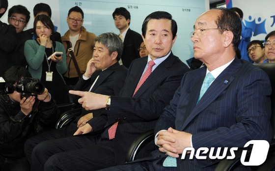 (서울=뉴스1) 최진석 인턴기자 = 자유선진당 심대평 당대표와 변웅전 최고위원을 비롯한 당지도부가 11일 오후 서울 여의도 당사에서 19대 총선 방송사 출구조사 결과를 지켜보고 있 …