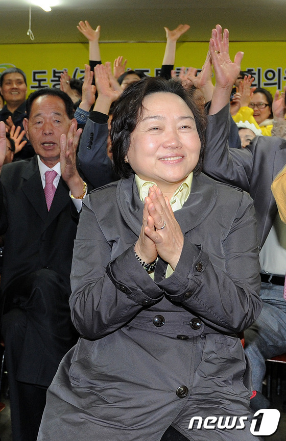 (서울=뉴스1) 박지혜 인턴기자 = 19대 총선 서울 도봉갑 지역에 출마한 민주통합당 인재근 후보가 11일 저녁 서울 도봉구 창동 사무실에서 당선이 확실시되자 지지자들과 함께 기뻐 …