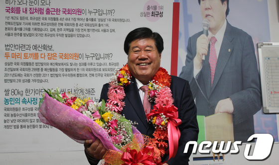 (전주=뉴스1) 박원기 기자 = 11일 치러진 제19대 총선에서 민주통합당 최규성(김제.완주)후보가 당선의 영예를 안았다.2012.4.11/뉴스1