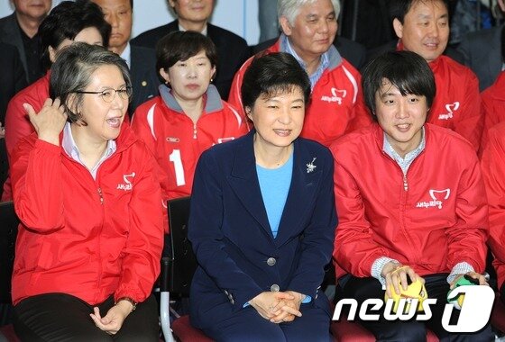 본문 이미지 - 새누리당 박근혜 선거대책위원장과 이양희,이준석 비상대책위원을 비롯한 당지도부가 11일 서울 여의도 당사에서 19대 총선 방송사 출구조사 결과를 지켜보며 웃고 있다. 11일 밤 11시 30분 현재 새누리당은 국회 전체의석의 과반인 150석에 근접하고 있다. 2012.4.11/뉴스1