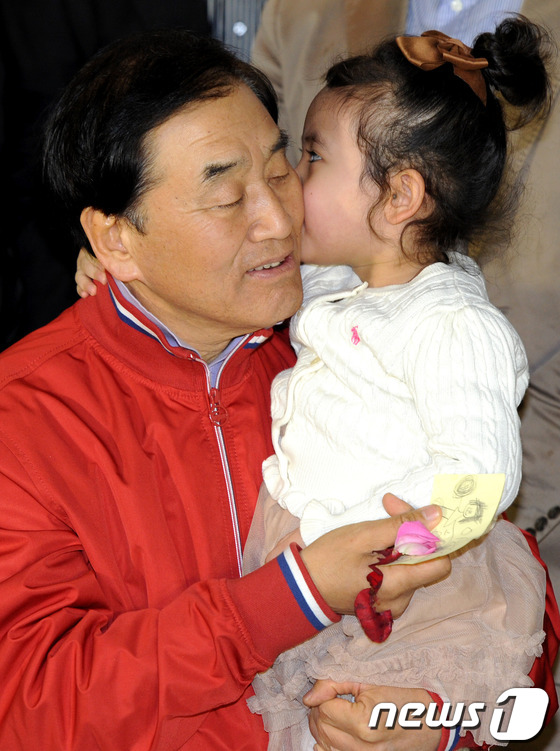(서울=뉴스1) 박정호 기자 = 제19대 국회의원 총선거에서 은평을에 당선된 새누리당 이재오 후보가 12일 새벽 서울 은평구 불광동 자신의 선거사무소 앞에서 소감을 밝힌 뒤 동생 …